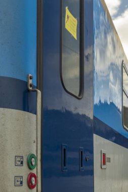 Prag CZ 12 10 2023 'te kış sabahı ana istasyonda tren ve platformlar