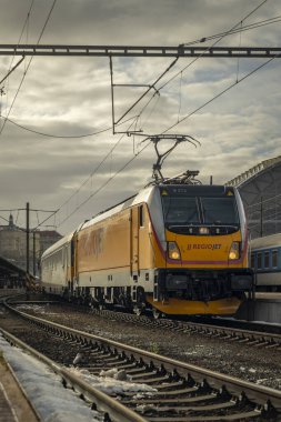 Prag CZ 12 10 2023 'te kış sabahı ana istasyonda tren ve platformlar