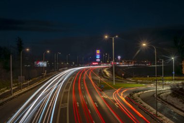 Ceske Budejovice CZ 12 11 2023 'te mavi kış soğuk gökyüzü olan sokak arabaları.