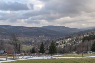 Krkonose dağlarındaki Kwisa nehir vadisindeki Swieradow Zdroj spa kasabasına bakın.