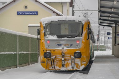 Olbramovice CZ 12 02 2023 'teki derin karlı platform ve tünelin yakınındaki motor trenleri