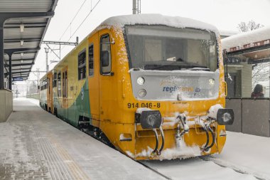 Olbramovice CZ 12 02 2023 'teki derin karlı platform ve tünelin yakınındaki motor trenleri