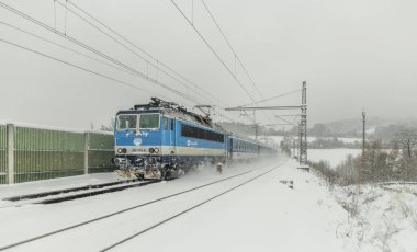 Olbramovice CZ 12 02 2023 'teki derin karlı platform ve tünel yakınında elektrik trenleri