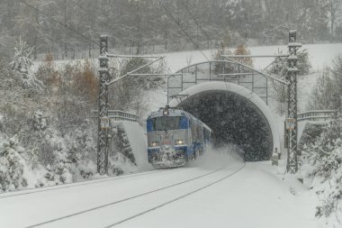 Olbramovice CZ 12 02 2023 'teki derin karlı platform ve tünel yakınında elektrik trenleri