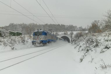 Olbramovice CZ 12 02 2023 'teki derin karlı platform ve tünel yakınında elektrik trenleri