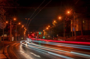 Usti nad Labem CZ 12 26 2023 'te mavi bulutlu gökyüzü ile spor ışık stadyumu yakınında gece sokakları