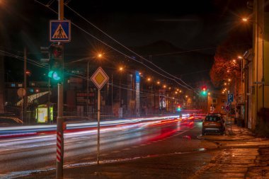 Usti nad Labem CZ 12 26 2023 'te mavi bulutlu gökyüzü ile spor ışık stadyumu yakınında gece sokakları