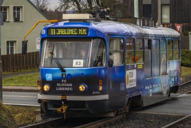 Kışın yağmurlu yamaçlarda tramvaylar Vratislavice CZ 12 30 2023