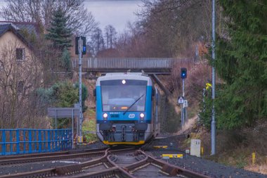 Vesec CZ 12 30 2023 'te bulutlu bir günde platformsuz motorlu trenler istasyonda