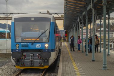 Liberec CZ 12: 30 2023 'te bulutlu bir günde, platformları olan motorlu trenler istasyonda.