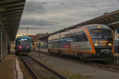 Liberec CZ 12: 30 2023 'te bulutlu bir günde, platformları olan motorlu trenler istasyonda.