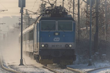 Soğuk güneşli bir günde Hrdejovice CZ 01 10 2024 'te demiryolu yakınında mavi elektrikli trenler duruyor.