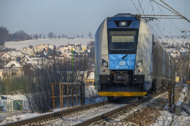 Soğuk güneşli bir günde Hrdejovice CZ 01 10 2024 'te demiryolu yakınında mavi elektrikli trenler duruyor.