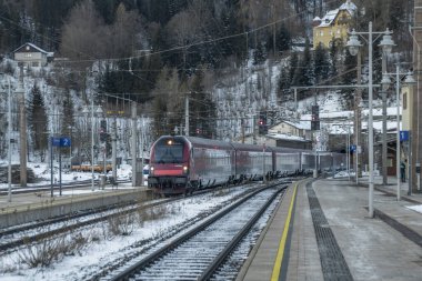 Dağlardaki trenler kışın soğuk sabahlarında Semmering Avusturya 01 13 2024 yakınlarında