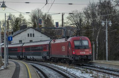 Dağlardaki trenler kışın soğuk sabahlarında Semmering Avusturya 01 13 2024 yakınlarında