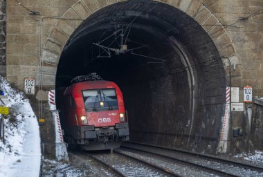 Dağlardaki trenler kışın soğuk sabahlarında Semmering Avusturya 01 13 2024 yakınlarında