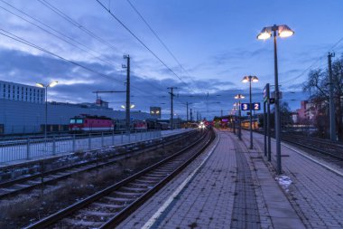 Viyana 'da Heiligenstadt İstasyonu' nda soğuk mavi sabahta platform 01: 14 2024
