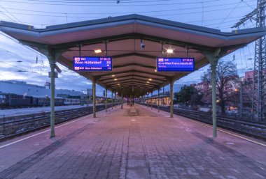 Viyana 'da Heiligenstadt İstasyonu' nda soğuk mavi sabahta platform 01: 14 2024