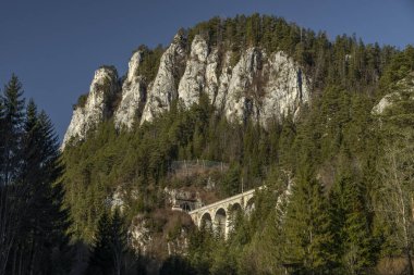 Avusturya 'nın Semmering kaplıca kasabası yakınlarındaki dağlar viyadük karsız güneşli Alpler