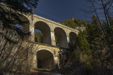 Avusturya 'nın Semmering kaplıca kasabası yakınlarındaki dağlar viyadük karsız güneşli Alpler