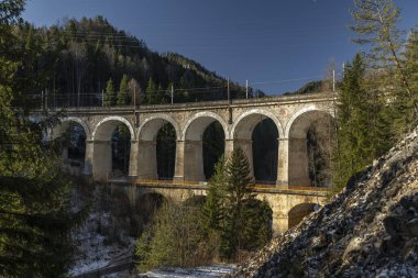 Avusturya 'nın Semmering kaplıca kasabası yakınlarındaki dağlar viyadük karsız güneşli Alpler