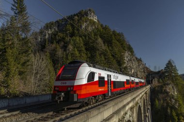 Dağlardaki trenler kışın soğuk sabahlarında Semmering Avusturya 01 13 2024 yakınlarında