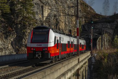 Dağlardaki trenler kışın soğuk sabahlarında Semmering Avusturya 01 13 2024 yakınlarında