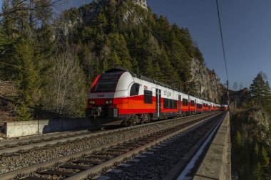 Dağlardaki trenler kışın soğuk sabahlarında Semmering Avusturya 01 13 2024 yakınlarında