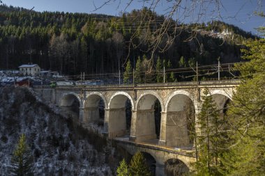 Dağlardaki trenler kışın soğuk sabahlarında Semmering Avusturya 01 13 2024 yakınlarında
