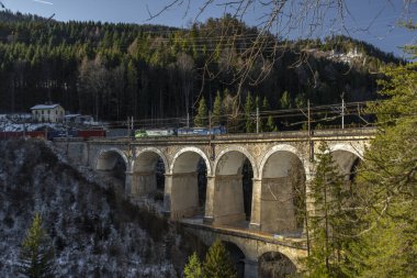 Dağlardaki trenler kışın soğuk sabahlarında Semmering Avusturya 01 13 2024 yakınlarında