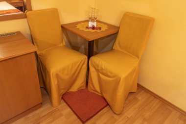 Schottwien Avusturya 'da yatağı ve masası olan temiz turuncu Alp otel odası 01: 13 2024