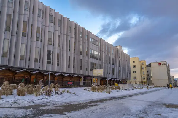 Usti nad Labem CZ 01 19 2024 'te bulutlu, bulutlu, mavi bir gecede sokaklar.