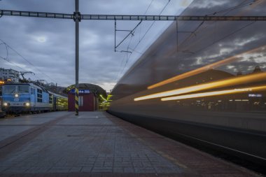 Prag CZ 01 23 2024 'te kış mevsiminde platformun yanındaki yolcu treni