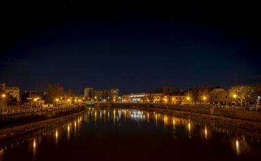 River Becva kışın kar olmadan Prerov CZ 01 24 2024 'te