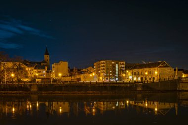 River Becva kışın kar olmadan Prerov CZ 01 24 2024 'te