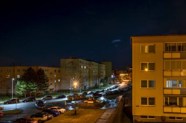 Kış mevsiminde kar olmadan gece renkli sokaklar Prerov CZ 01 24 2024 'te