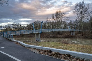 Becva, soğuk kış sabahında Prerov kasabası yakınlarındaki nehri sular altında bıraktı.