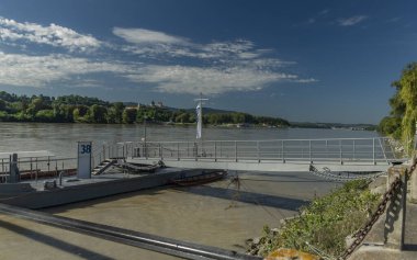 Avusturya 'daki Donau nehrinin yeşil yaz vadisi Vachau Avusturya' da güneşli bir gün 09 02 2023