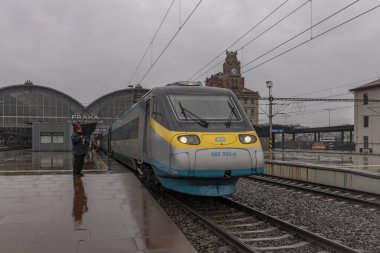 Ana istasyon Prag CZ 02 11 2024 'teki yağmurlu platformun yanındaki Pendolino yüksek hız treni.