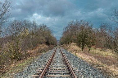 Kuzey Bohemya 'daki Usti Nad Labem şehrinin yakınındaki karayolu üzerinde köprüsü olan eski demiryolu.