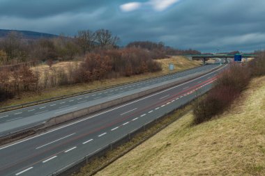 Usti Nad Labem sanayi kenti yakınlarındaki karayolu üzerindeki eski demiryolu manzarası