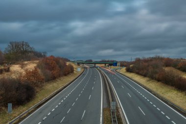 Usti Nad Labem sanayi kenti yakınlarındaki karayolu üzerindeki eski demiryolu manzarası
