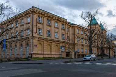 Prag 'da kış akşamı başkentin Dejvice bölgesindeki eski binalar.