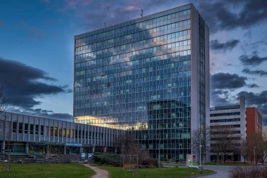 Prag 02: 24 2024 Kış akşamında başkentin Dejvice bölgesinde lise