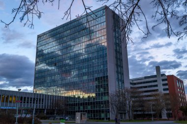 Prag 02: 24 2024 Kış akşamında başkentin Dejvice bölgesinde lise