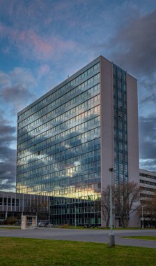 Prag 02: 24 2024 Kış akşamında başkentin Dejvice bölgesinde lise