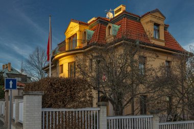 İsviçre 'nin Hanspaulka Büyükelçiliği Prag 02 24 2024 kış akşamı başkentin bir parçası