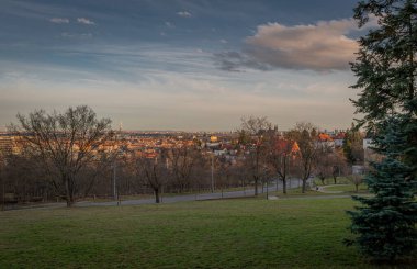 Hanspaulka 'dan Prag 02-24 2024 kış akşamında başkentin bir kısmına bakın.