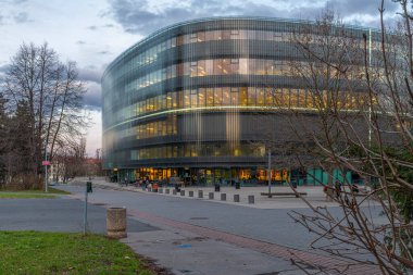 Prag 02: 24 2024 Kış akşamında başkentin Dejvice bölgesinde lise