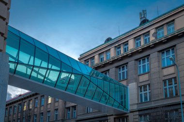 Prag 02: 24 2024 Kış akşamında başkentin Dejvice bölgesinde lise